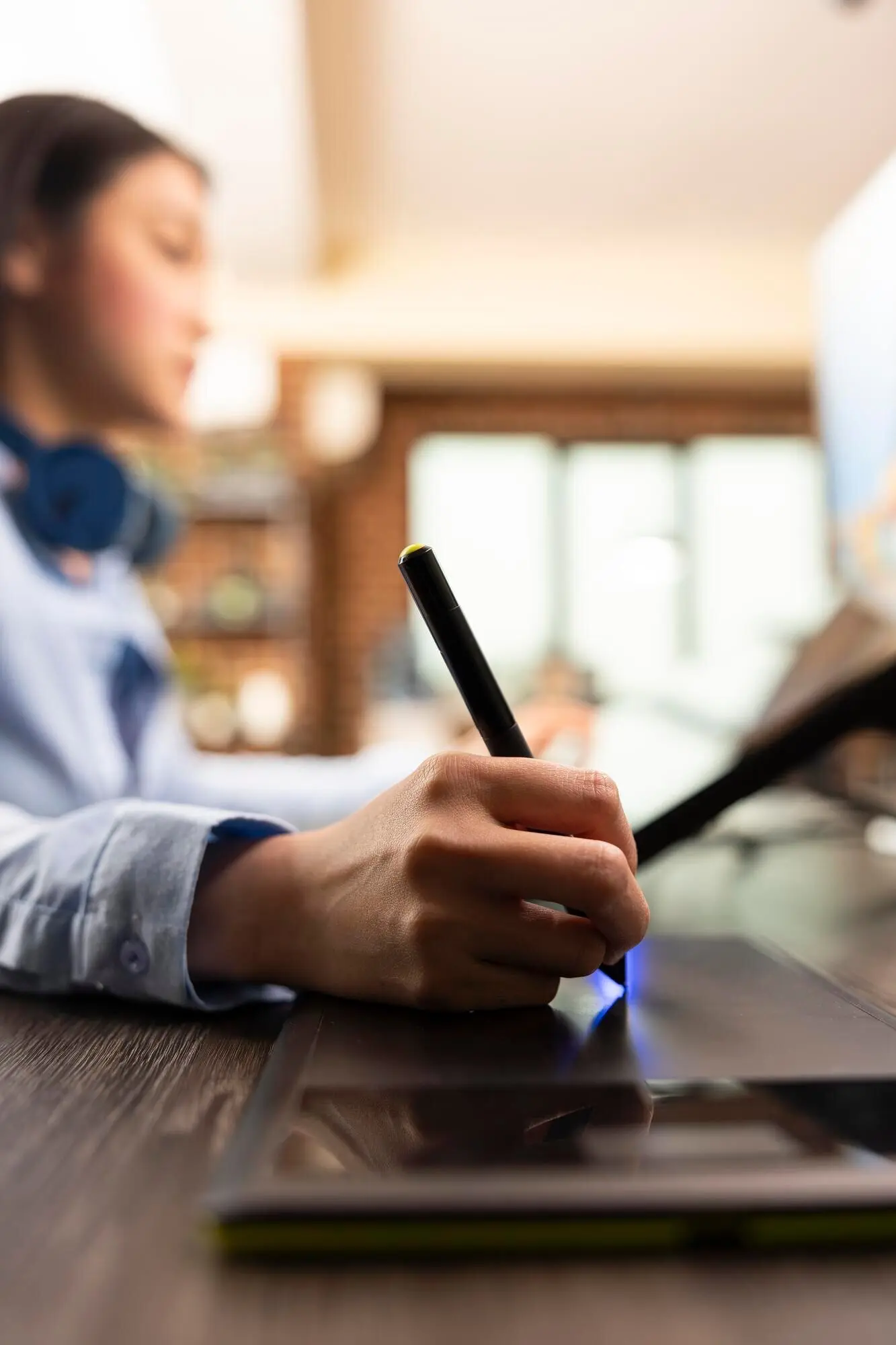 Дизайнер дорабатывает фотографии с помощью стилуса.