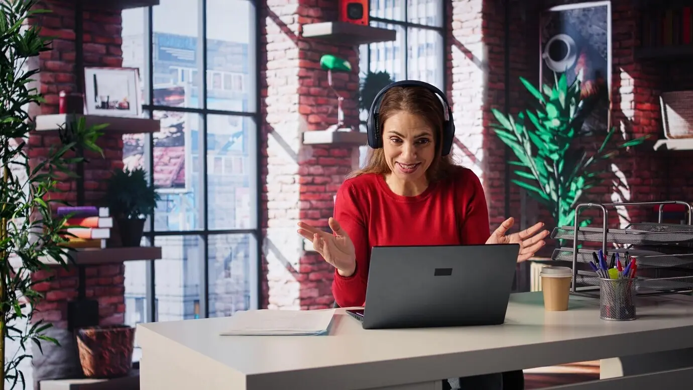 Радостная женщина проводит виртуальную семейную встречу онлайн по видеоконференции.